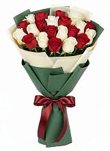 Букет Микс из красных и белых роз в Нестеровской