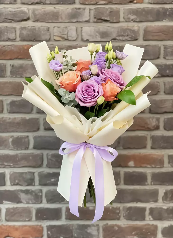 Букет цветов из: Лизиантусы и Розы в Нестеровской