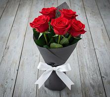 Букет 5 Красных роз Эдлесс Лав в Нестеровской
