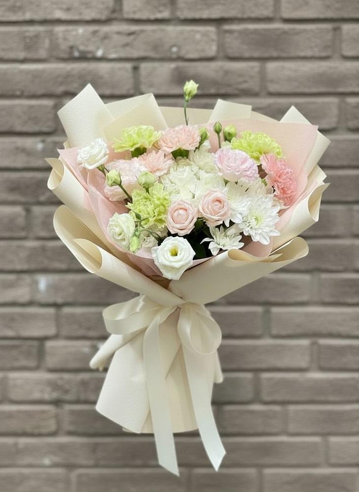 Букет цветов из: Гвоздики, Розы, Лизиантусы и Хризантемы в Нестеровской