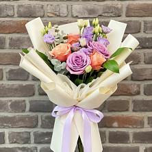 Букет цветов из:  Лизиантусы и Розы в Нестеровской