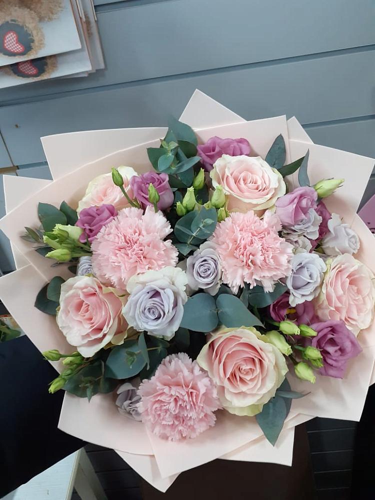 Букет цветов из: Розы, Гвоздики и Лизиантусы в Нестеровской