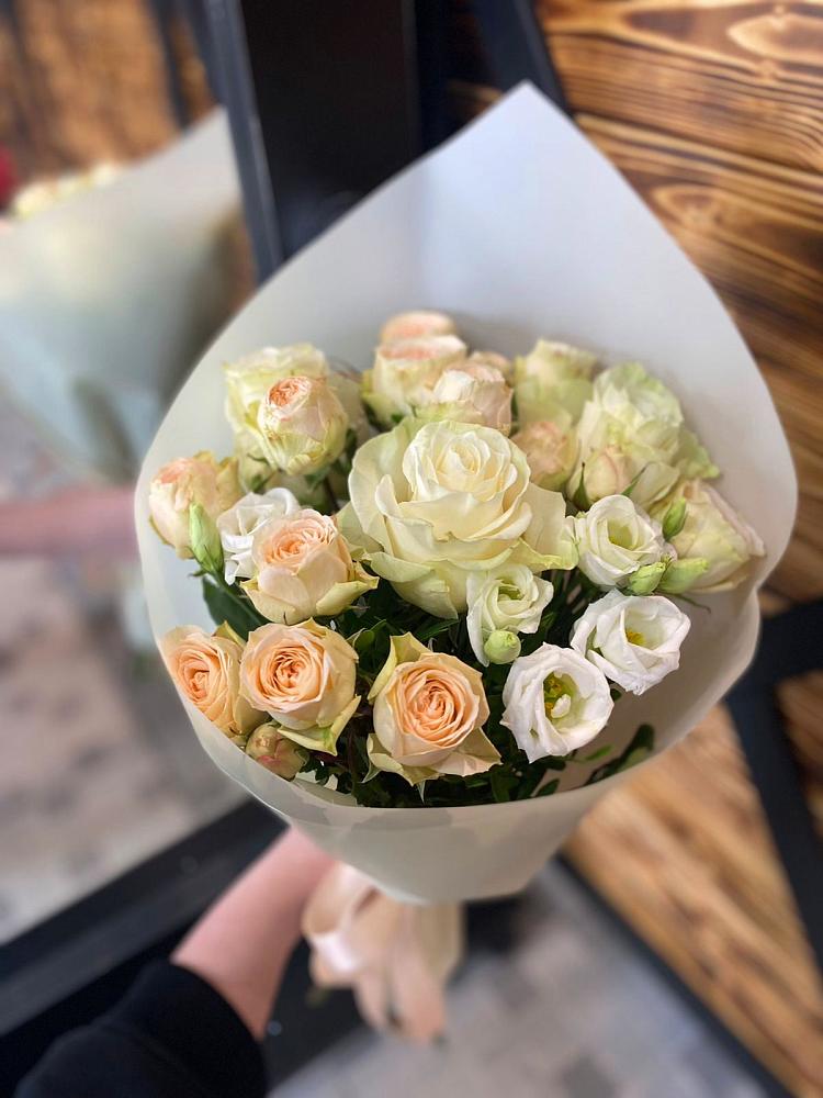 Букет цветов из: Розы и Лизиантусы в Нестеровской